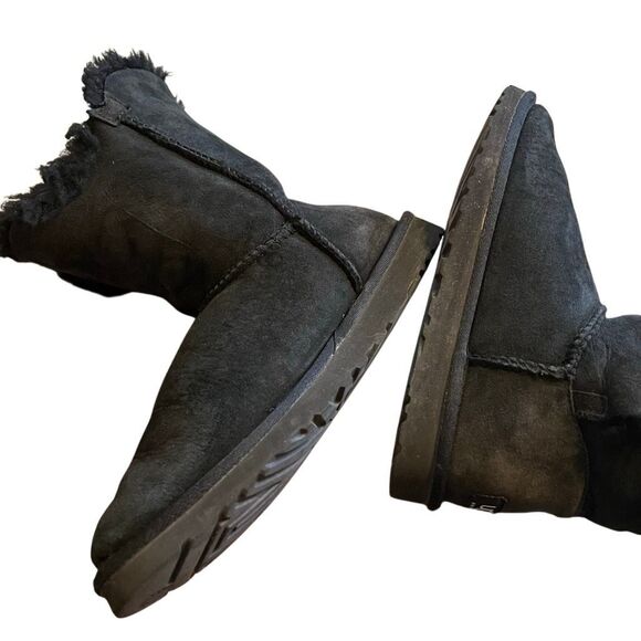 UGG WOMENS Bailey Button Short Boots Size 7 Black Sheepskin Suede Winter Warm - Picture 10 of 13